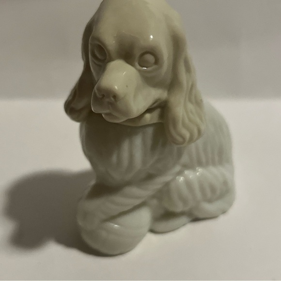 AVON COLLECTIBLE "COCKER SPANIEL" DECANTER - WHITE- 3"L x 2"W x 3 3/4"H - EMPTY - Picture 6 of 7
